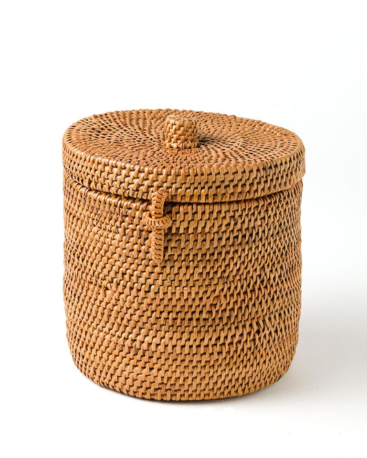 Cesto pequeño de ratán 100% natural de Halus Pantai Prigi decorativo con tapa y cerrojo, hecho a mano con fibras naturales con acabado natural de forma cilíndrica, 15 cm de altura x 13 cm de diámetro, fabricado en Indonesia
