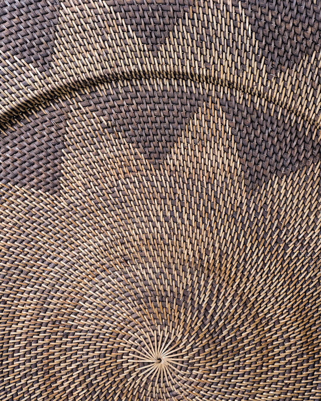 Plato decorativo de ratán Tidore, hecho en Indonesia artesanalmente, altura 6 cm Ø 100 cm