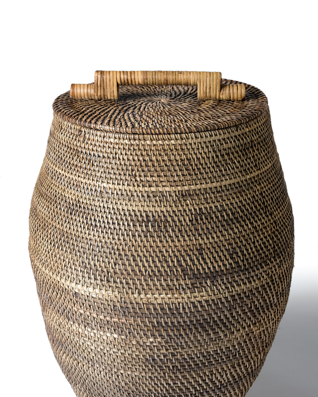 Cesto de ratán 100% natural Grande Sawahlunto decorativo con tapa con y agarre, hecho a mano con acabado natural y forma cilíndrica, 47 cm de diámetro con 66 cm de altura, fabricado en Indonesia