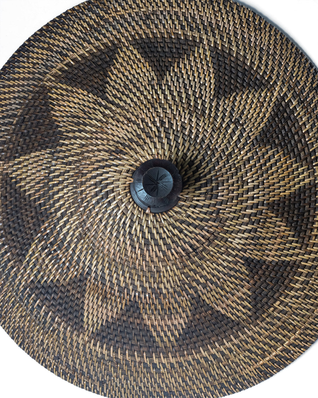 Cesto de ratán 100% natural Grande Pantai Sejile decorativo con tapa y agarre de madera tallado, hecho a mano con acabado natural con dibujo, 2 medidas redondo, fabricado en Indonesia