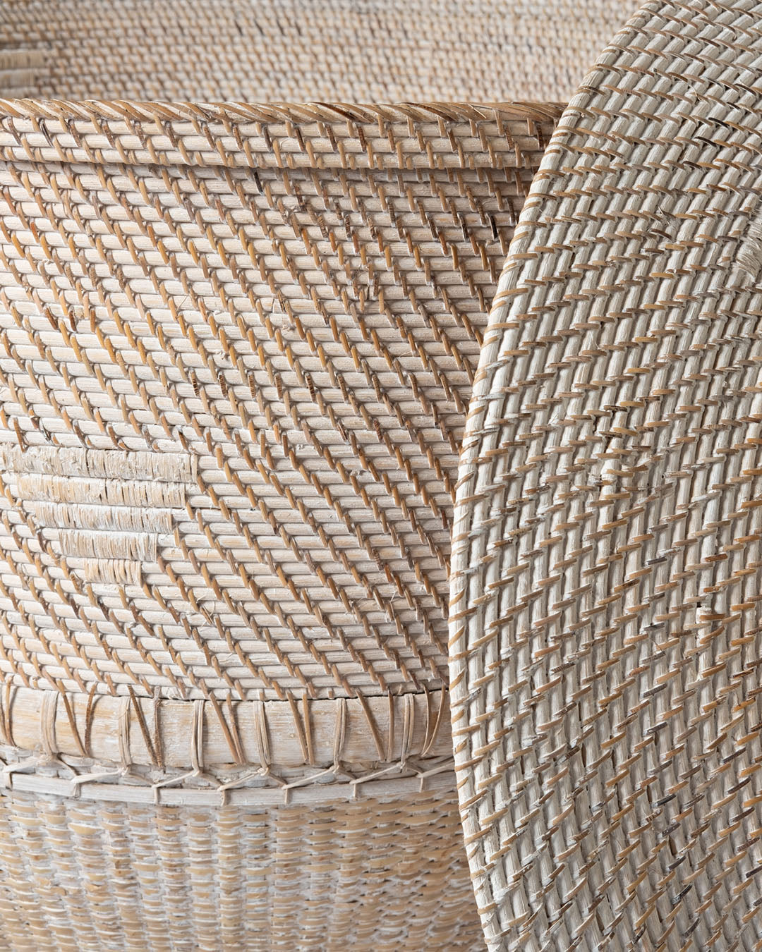 Cesto de ratán 100% natural Gigante Rangkasbitung decorativo con asas y tapa, hecho a mano acabado blanco con base de madera y trenzados diferentes, 110 de altura x 100 de diámetro, fabricado en Indonesia
