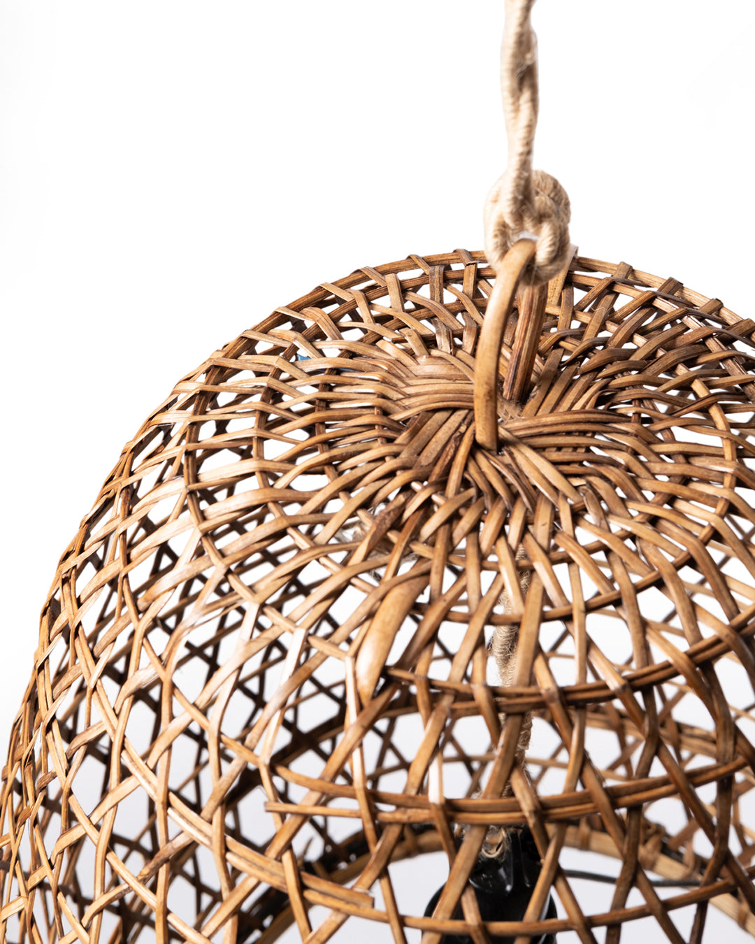 Lampara colgante de techo de bambú natural Mawar, tejida a mano con acabado oscuro, 3 medidas, origen Indonesia