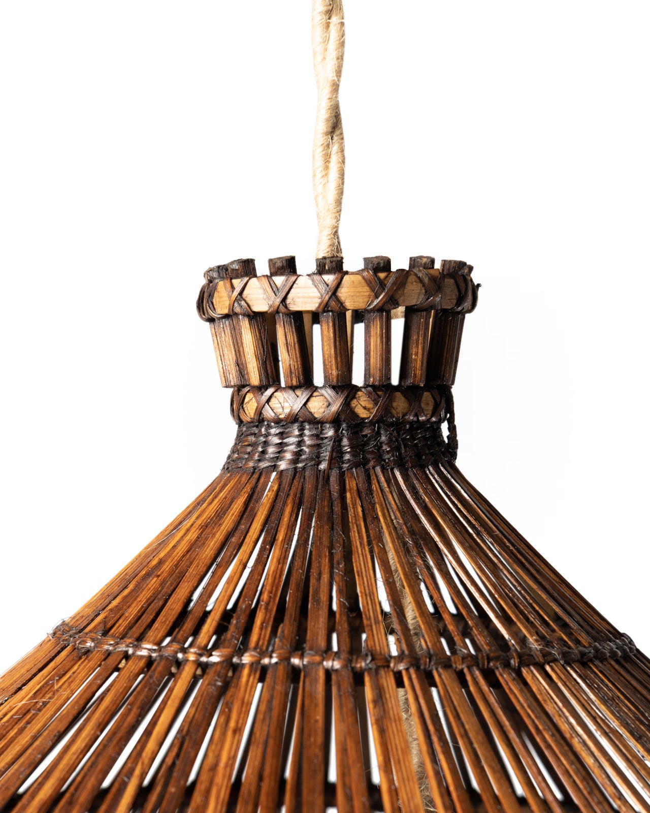 Lámpara Grande colgante de techo de ratán natural Salatiga, hecha a mano con acabado oscuro, altura 76 cm diámetro 80 cm, origen Indonesia