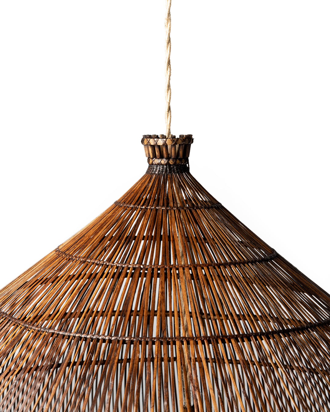 Lámpara Grande colgante de techo de ratán natural Salatiga, hecha a mano con acabado oscuro, altura 76 cm diámetro 80 cm, origen Indonesia