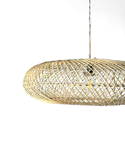 Lámpara colgante de techo de ratán natural Bunga Tahi Ayam ovalada, tejida a mano con acabado natural, altura 28 cm diámetro 62 cm, origen Indonesia