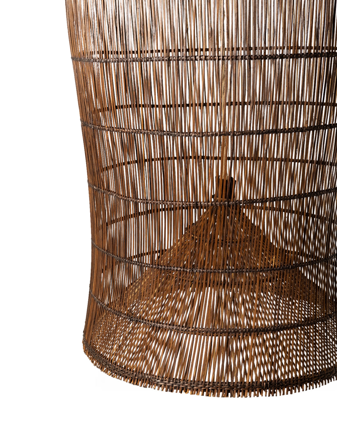 Lampara Gigante colgante de techo de ratán natural Kamboja C con forma de campana, tejida a mano con acabado oscuro, altura 115 cm diámetro 58 cm, origen Indonesia