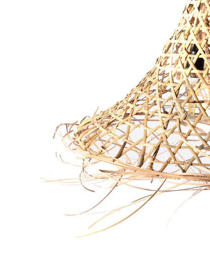 Lámpara colgante de techo de bambú natural Pematangsiantar con forma cónica, hecha a mano con acabado natural, altura 44 cm diámetro 42 cm, origen Indonesia
