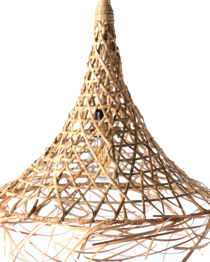 Lámpara colgante de techo de bambú natural Pematangsiantar con forma cónica, hecha a mano con acabado natural, altura 44 cm diámetro 42 cm, origen Indonesia