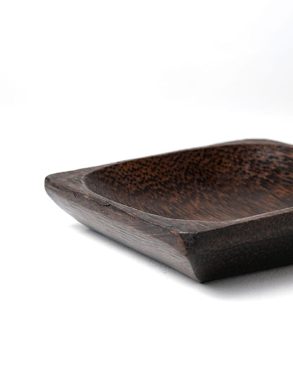 Plato de servir de madera de palmera canna, echo a mano en Indonesia por artesanos, disponible en dos medidas  altura 2,5 cm largo 15 cm profundidad 15 cm y altura 2,5 cm largo 12 cm profundidad 12 cm