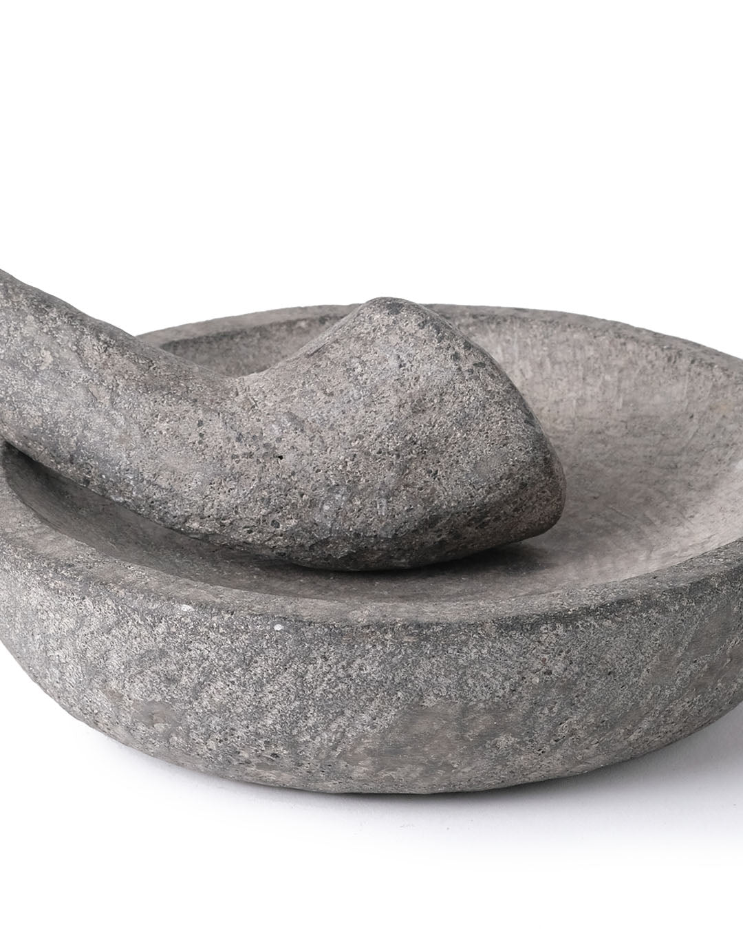 Mortero de cocina  plato plano de piedra de rio natural Ketapang con palo machacador de molienda, esculpido a mano, disponible en 2 medidas, origen Indonesia