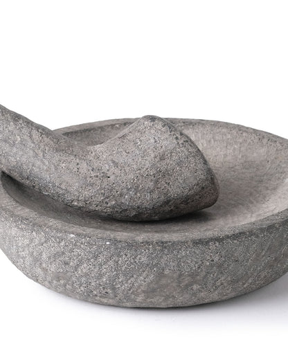 Mortero de cocina  plato plano de piedra de rio natural Ketapang con palo machacador de molienda, esculpido a mano, disponible en 2 medidas, origen Indonesia