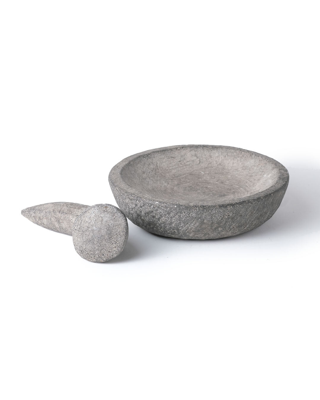 Mortero de cocina  plato plano de piedra de rio natural Ketapang con palo machacador de molienda, esculpido a mano, disponible en 2 medidas, origen Indonesia