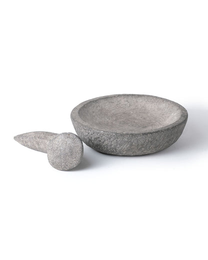 Mortero de cocina  plato plano de piedra de rio natural Ketapang con palo machacador de molienda, esculpido a mano, disponible en 2 medidas, origen Indonesia
