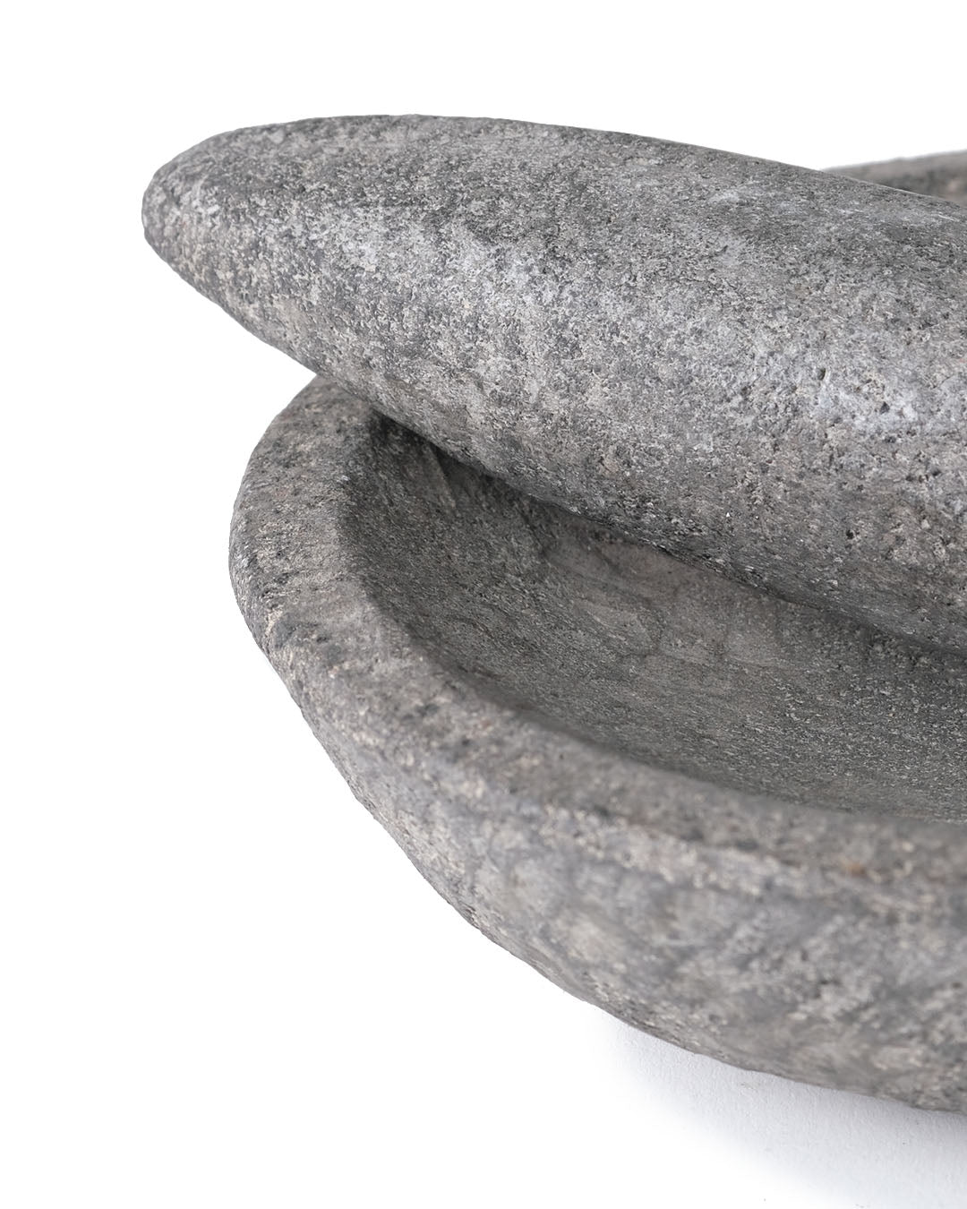 Mortero de cocina  plato plano de piedra de rio natural Ketapang con palo machacador de molienda, esculpido a mano, disponible en 2 medidas, origen Indonesia