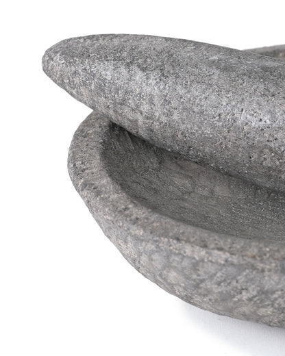 Mortero de cocina  plato plano de piedra de rio natural Ketapang con palo machacador de molienda, esculpido a mano, disponible en 2 medidas, origen Indonesia