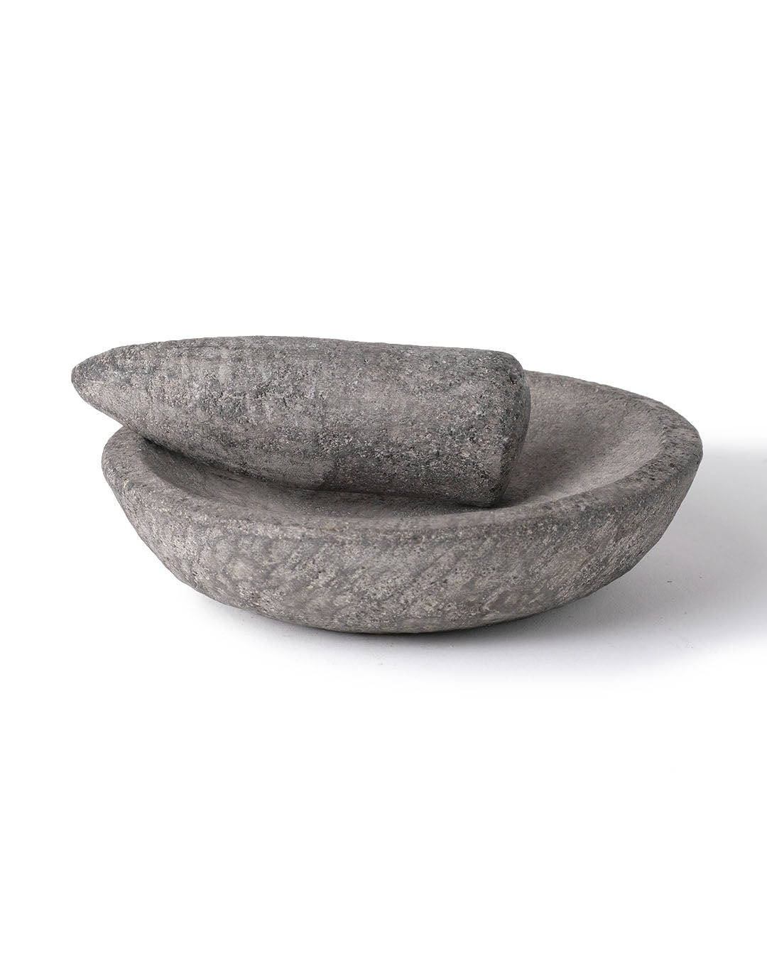 Mortero de cocina  plato plano de piedra de rio natural Ketapang con palo machacador de molienda, esculpido a mano, disponible en 2 medidas, origen Indonesia