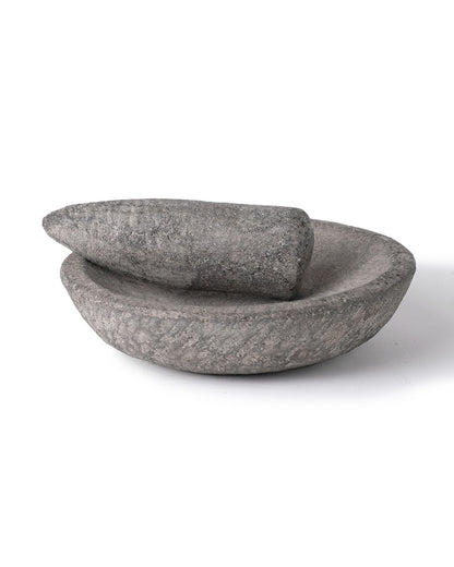 Mortero de cocina  plato plano de piedra de rio natural Ketapang con palo machacador de molienda, esculpido a mano, disponible en 2 medidas, origen Indonesia