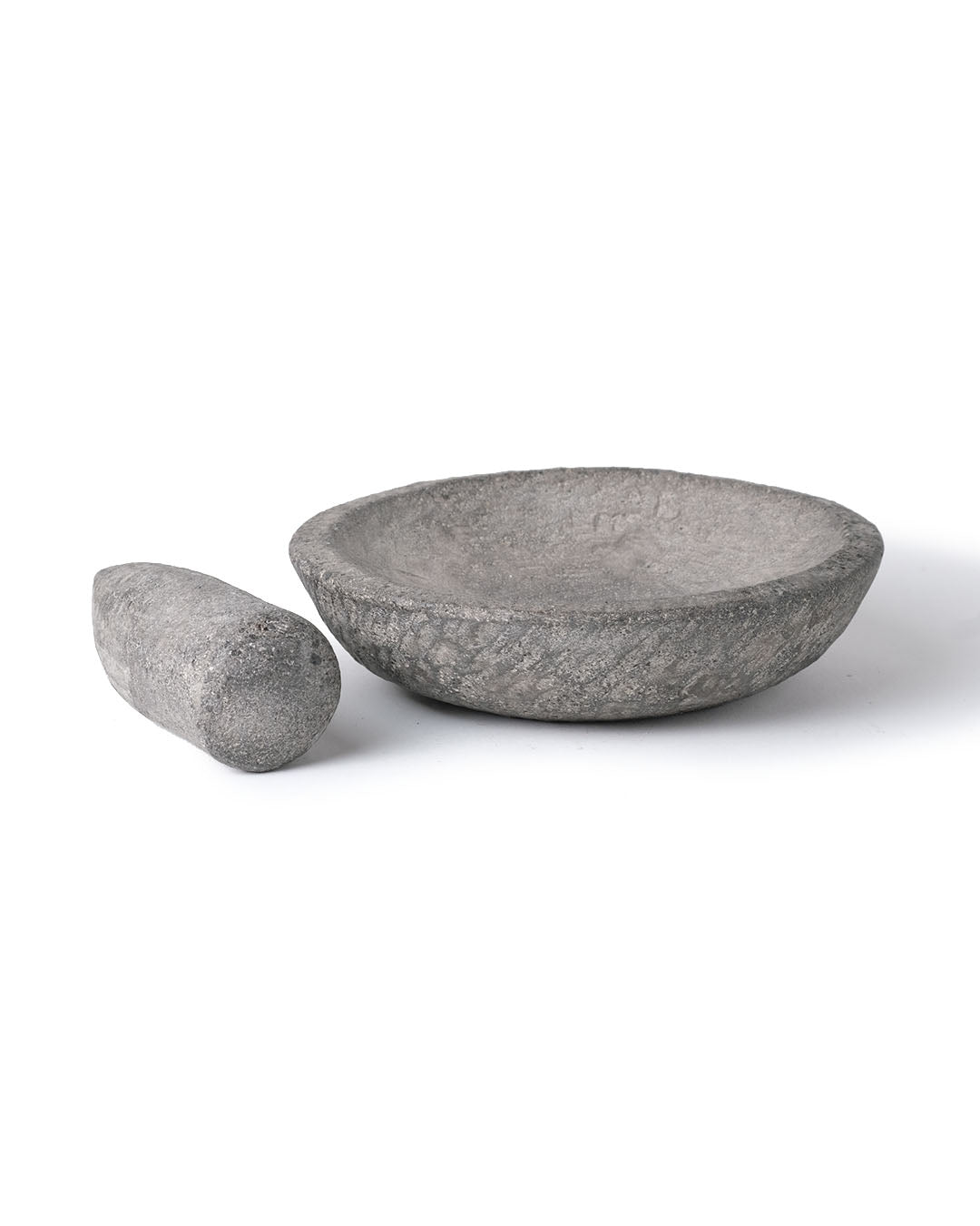 Mortero de cocina  plato plano de piedra de rio natural Ketapang con palo machacador de molienda, esculpido a mano, disponible en 2 medidas, origen Indonesia