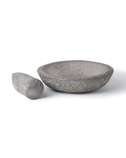 Mortero de cocina  plato plano de piedra de rio natural Ketapang con palo machacador de molienda, esculpido a mano, disponible en 2 medidas, origen Indonesia