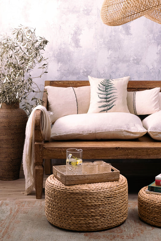 Lampara Rafflesia, Banco, bandeja de ratán Batú sobre puff, cesto decorativo de ratán.