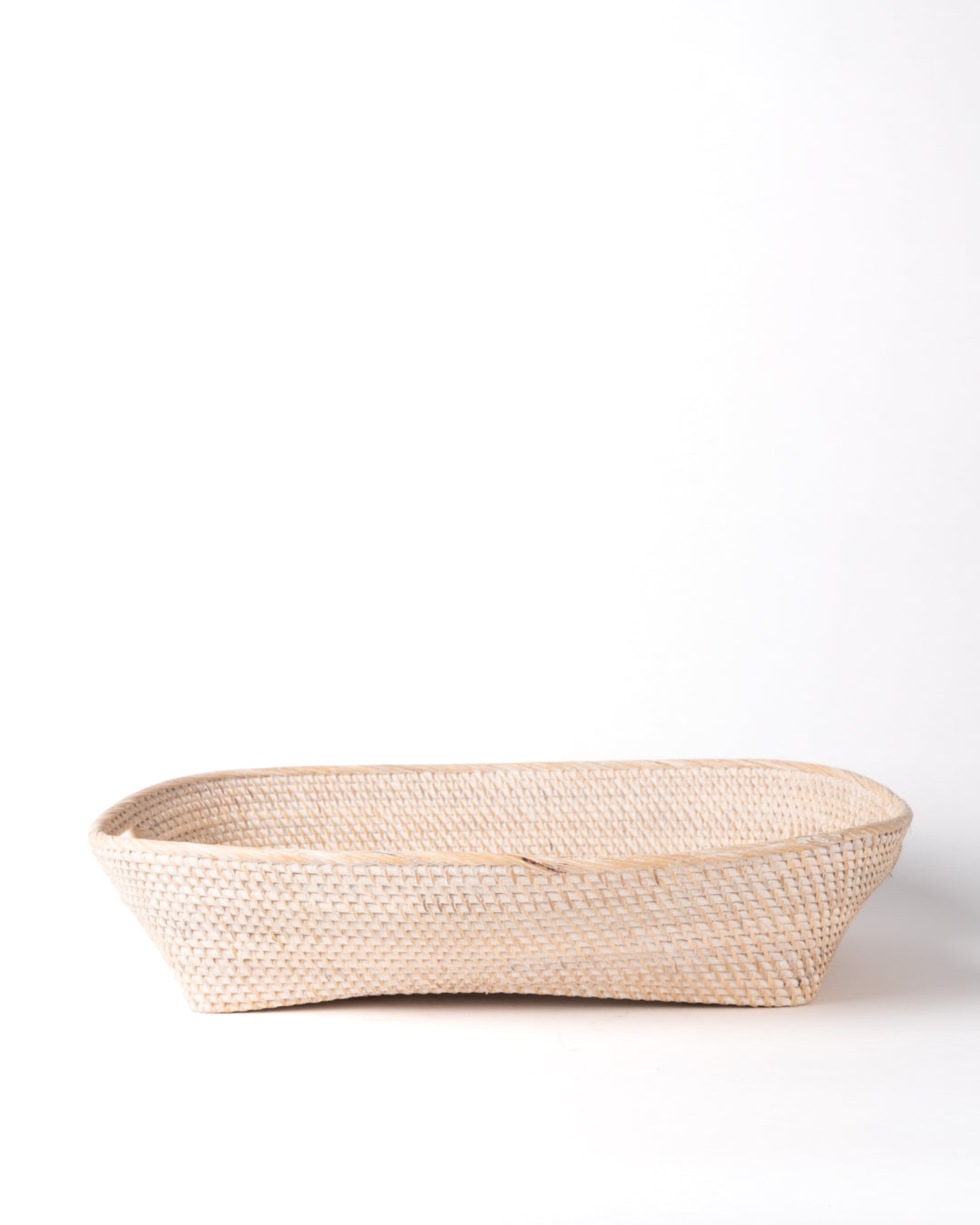 Cesta de ratán 100% natural Bunaken decorativa ovalada con asas, hecho a mano con fibras naturales por artesanos, acabados natural y blanco,  altura 15 cm largo 46 cm profundidad 58 cm, fabricada en Indonesia