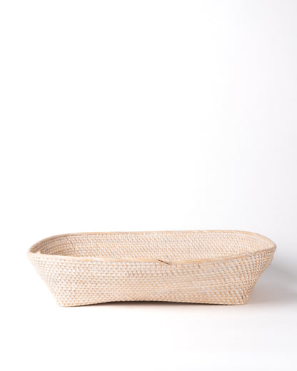 Cesta de ratán 100% natural Bunaken decorativa ovalada con asas, hecho a mano con fibras naturales por artesanos, acabados natural y blanco,  altura 15 cm largo 46 cm profundidad 58 cm, fabricada en Indonesia