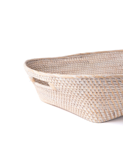 Cesta de ratán 100% natural Bunaken decorativa ovalada con asas, hecho a mano con fibras naturales por artesanos, acabados natural y blanco,  altura 15 cm largo 46 cm profundidad 58 cm, fabricada en Indonesia