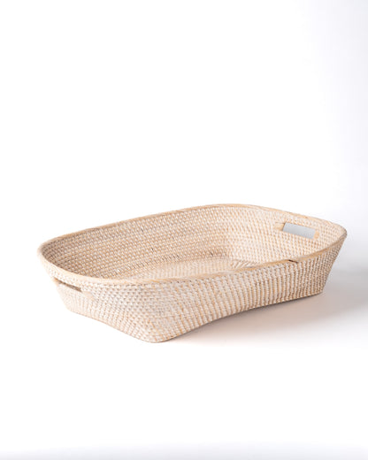 Cesta de ratán 100% natural Bunaken decorativa ovalada con asas, hecho a mano con fibras naturales por artesanos, acabados natural y blanco,  altura 15 cm largo 46 cm profundidad 58 cm, fabricada en Indonesia