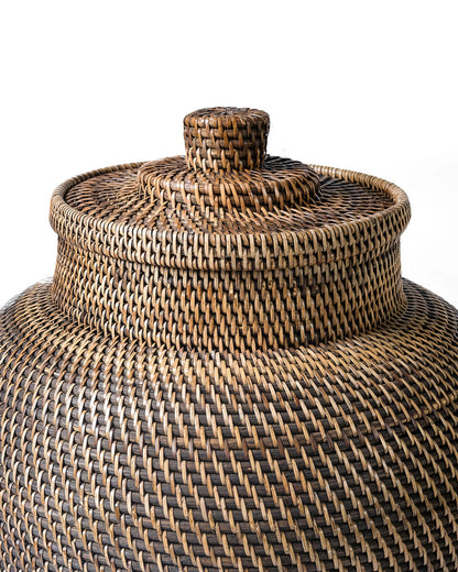Cesto Grande de ratán 100% natural Karimun con tapa cilíndrico, hecho a mano con acabado oscuro, altura 70 cm diámetro 50 cm, fabricado en Indonesia