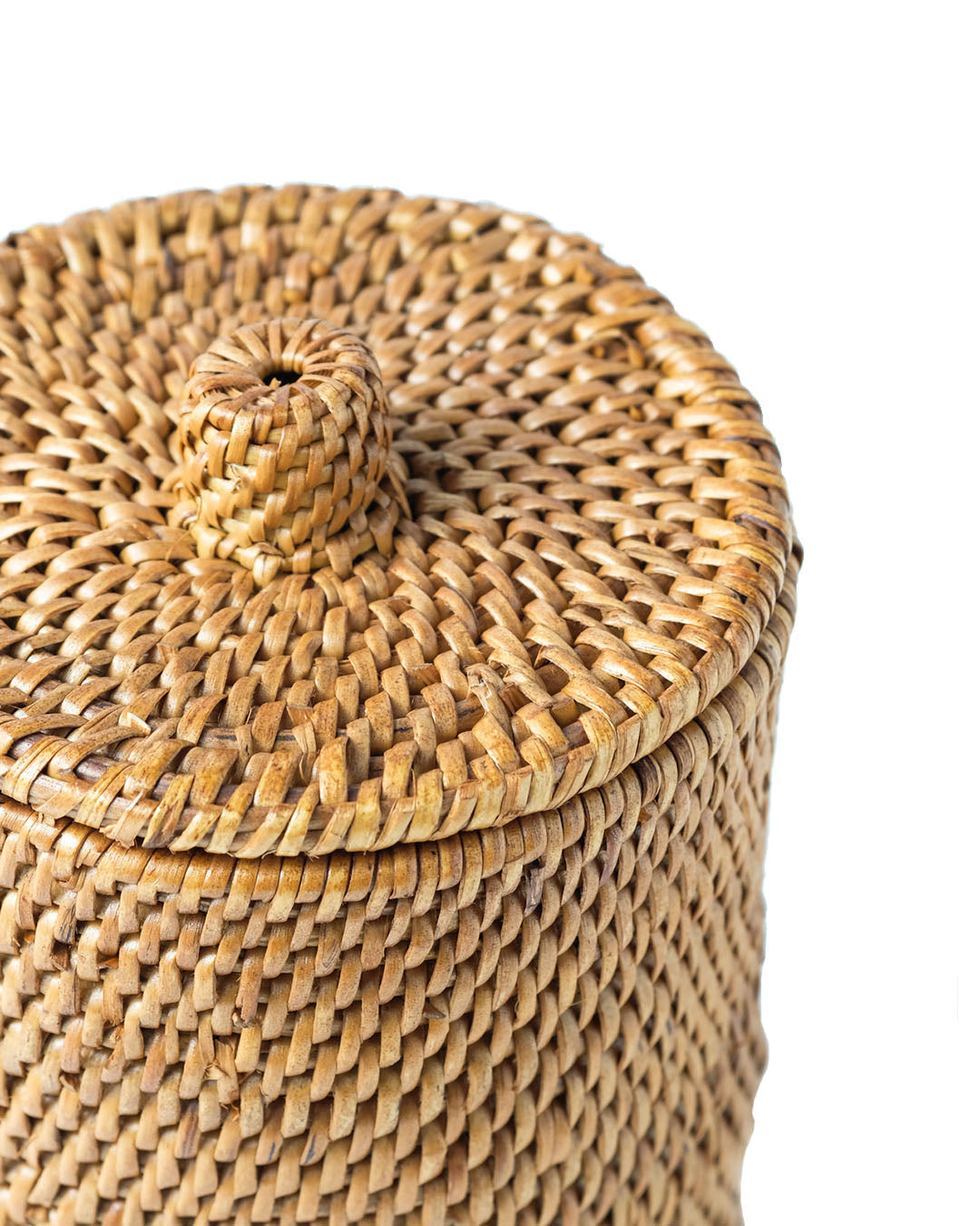 Cesta de ratán 100% natural de Halus con tapa Gebe decorativo redondo, hecho a mano por artesanos, acabado natural , fabricado en Indonesia