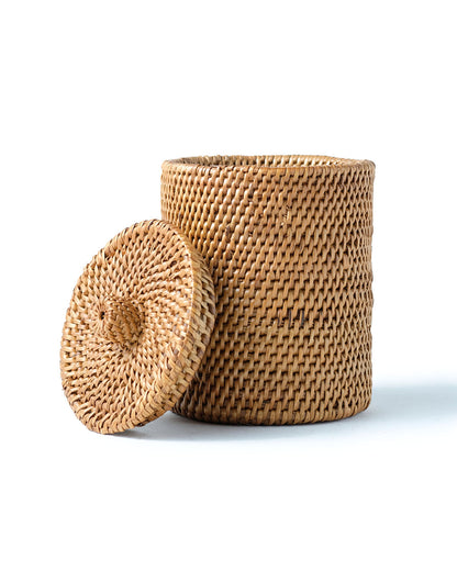 Cesta de ratán 100% natural de Halus con tapa Gebe decorativo redondo, hecho a mano por artesanos, acabado natural , fabricado en Indonesia
