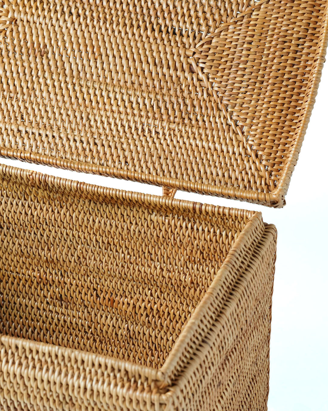 Caja de ratán 100% natural Halus Tidore decorativa rectangular con tapa y traba, tejido a mano, acabado natural,  altura 14 cm largo 16 cm profundidad 25 cm, fabricado en Indonesia