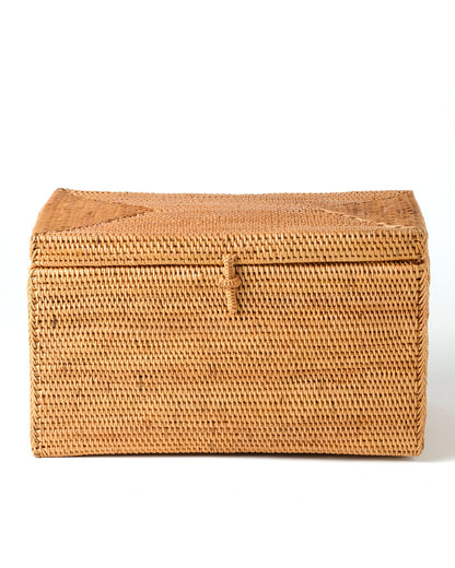 Caja de ratán 100% natural Halus Tidore decorativa rectangular con tapa y traba, tejido a mano, acabado natural,  altura 14 cm largo 16 cm profundidad 25 cm, fabricado en Indonesia