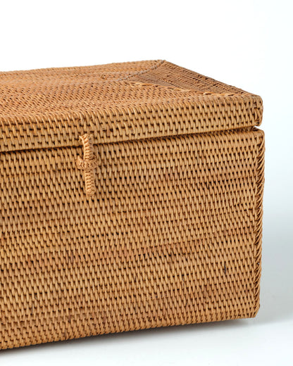 Caja de ratán 100% natural Halus Tidore decorativa rectangular con tapa y traba, tejido a mano, acabado natural,  altura 14 cm largo 16 cm profundidad 25 cm, fabricado en Indonesia